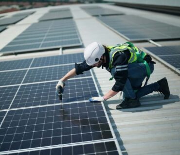 Seis Placas de Energia Solar com Microinversor - com garantia de cinco anos para material e mão de obra.